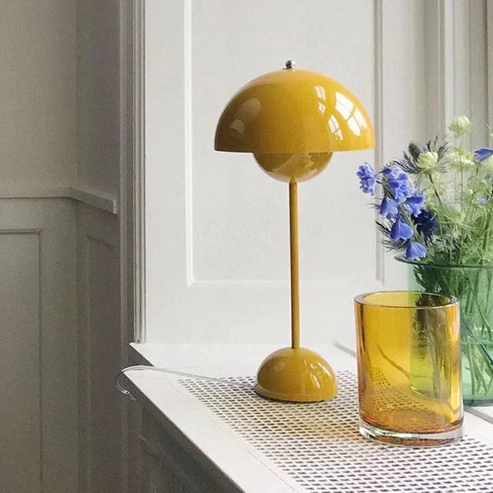 BowLift | Luxurious contemporary Nordic table lamp