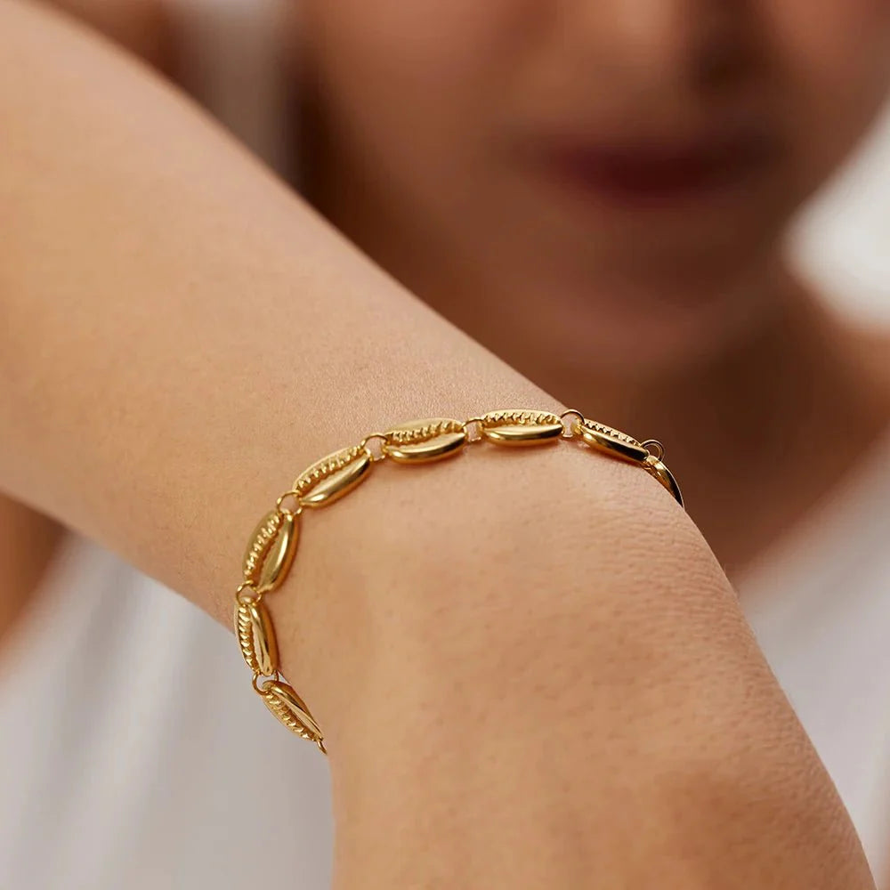 BowLift | 18k Dainty Cowrie Shell Bracelet