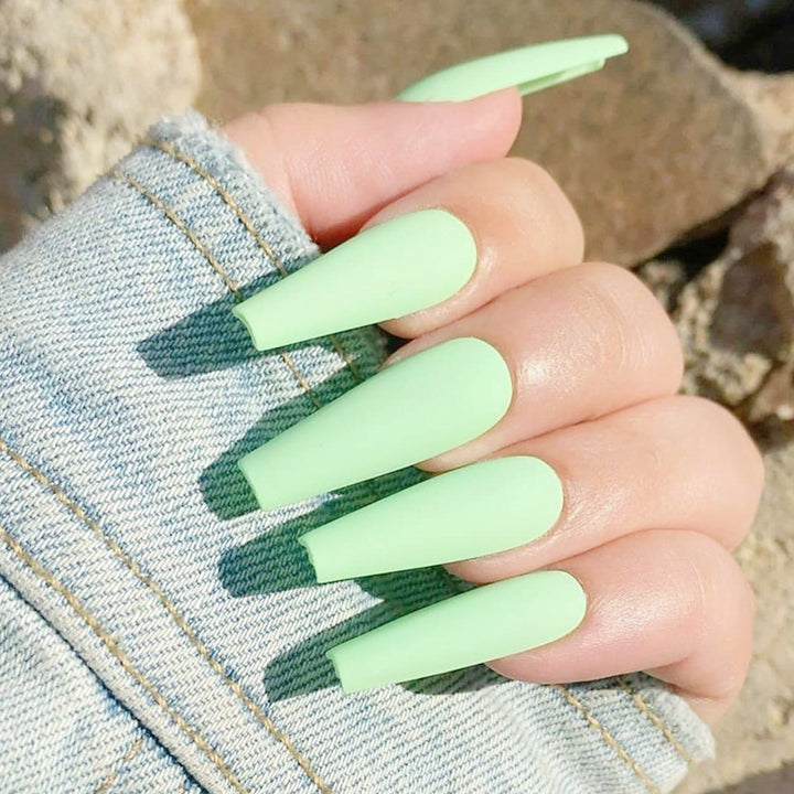 Glamorous artificial nails with high-gloss finish Bowlift