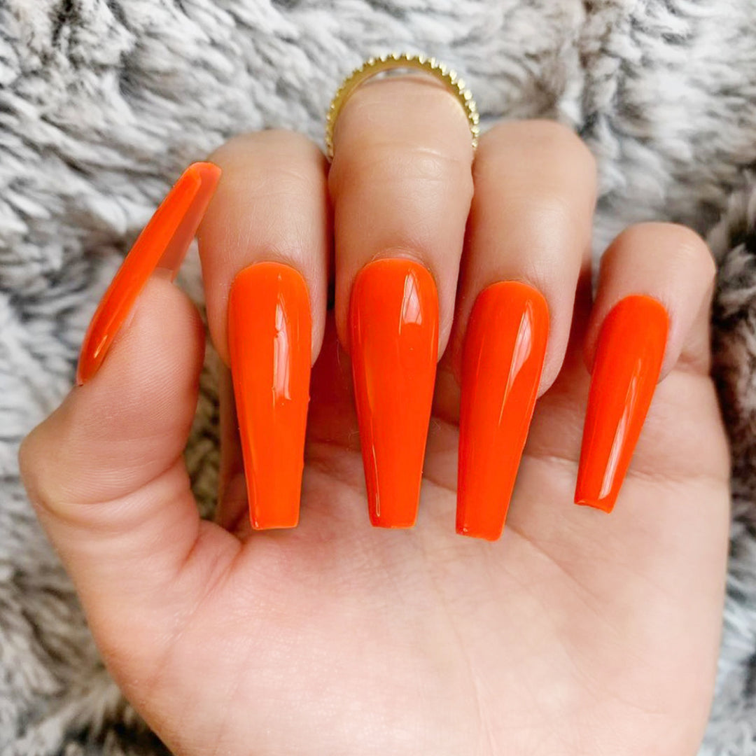 Glamorous artificial nails with high-gloss finish Bowlift