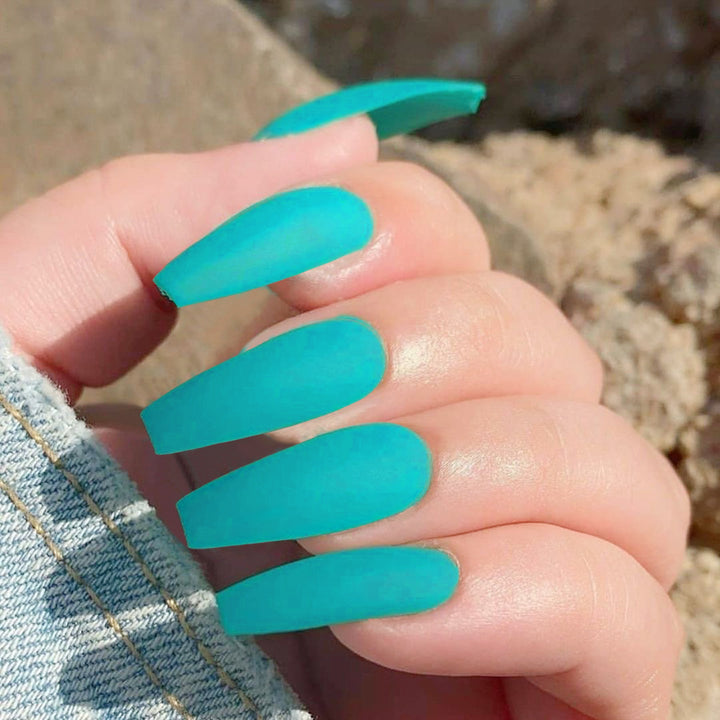 Glamorous artificial nails with high-gloss finish Bowlift