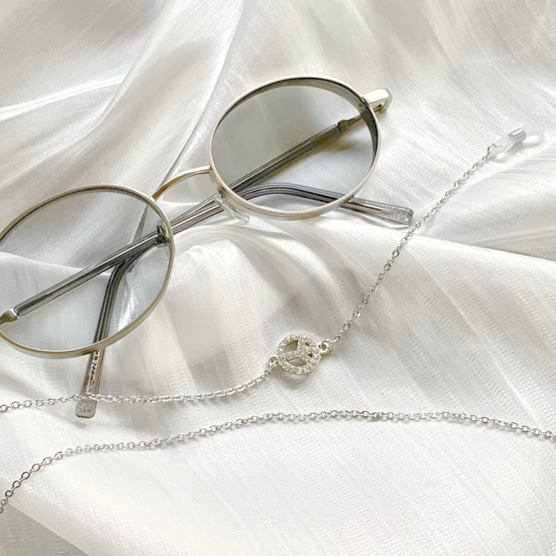 Elegant Necklace with Filigree Pendant Bowlift