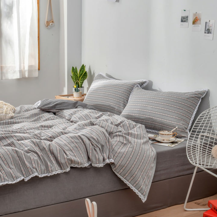 Bedding set in linen look with fine Vichy check and lace border