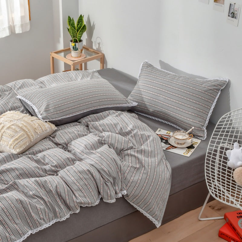 Bedding set in linen look with fine Vichy check and lace border