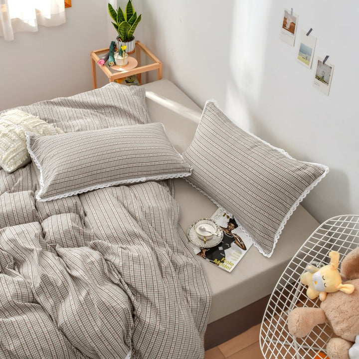 Bedding set in linen look with fine Vichy check and lace border