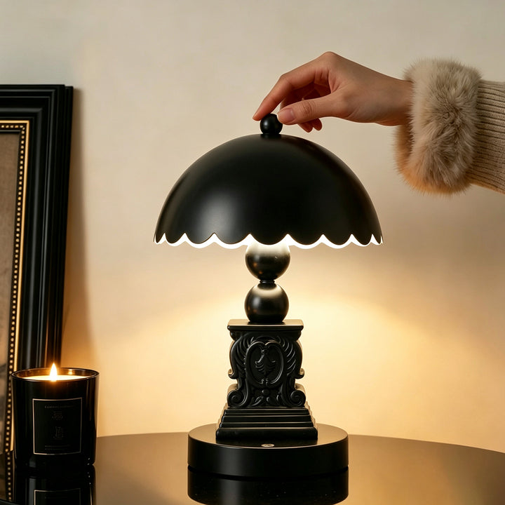 Classic column table lamp with relief details