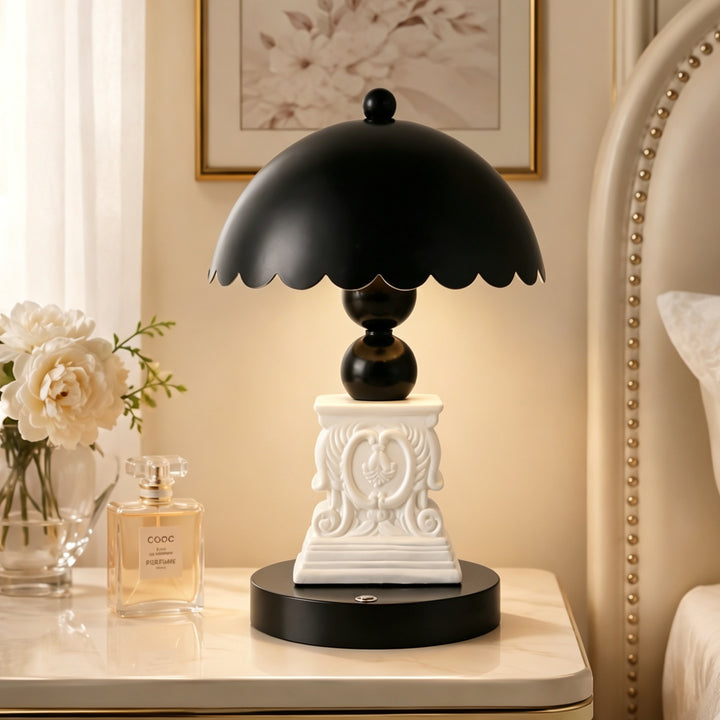 Table lamp with column shape and relief pattern