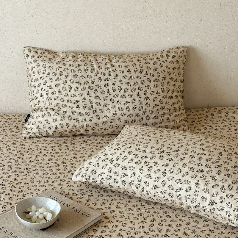 Cotton pillowcases with floral pattern