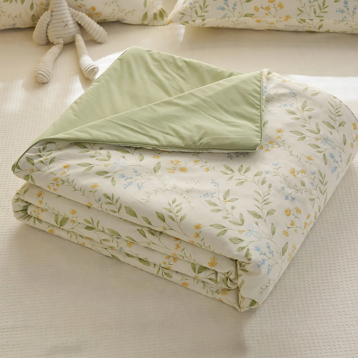 Summer lightweight cooling blanket with cooling fibers