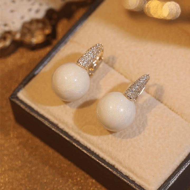 Earrings made of emerald pearls | Bowlift