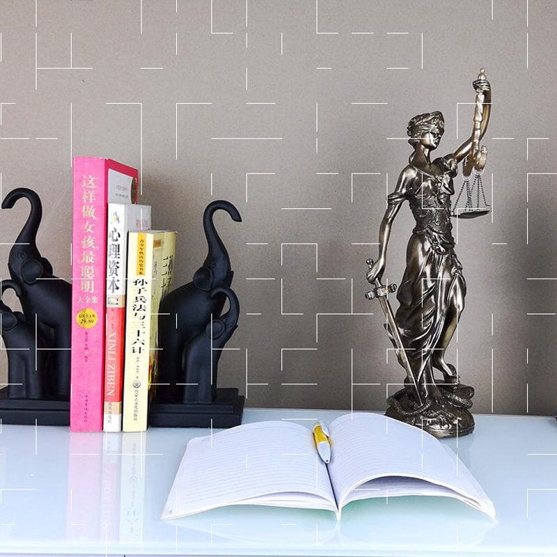 BowLift | Decorative statue of the Goddess of Justice