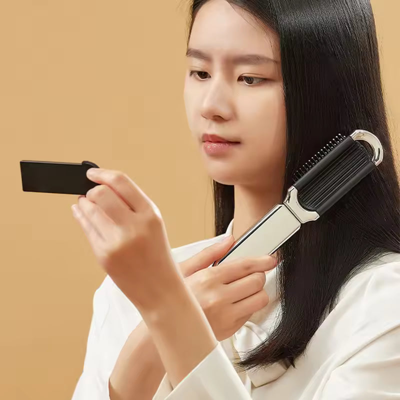Compact hairbrush with integrated mirror | Bowlift