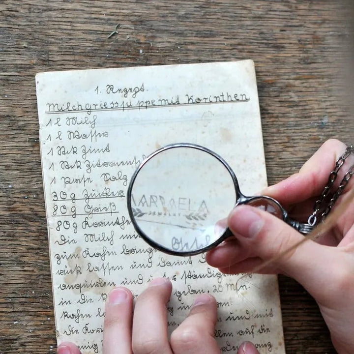 BowLift | Necklace with magnifying pendant