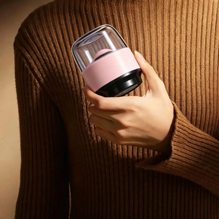 Portable lint remover with battery