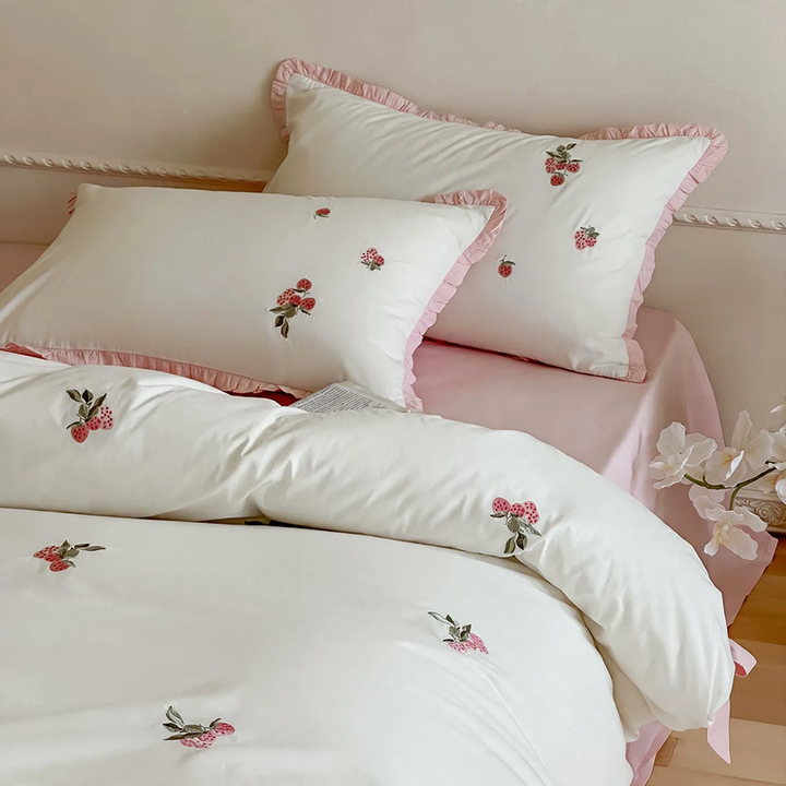 Cotton bedding set with strawberry embroidery