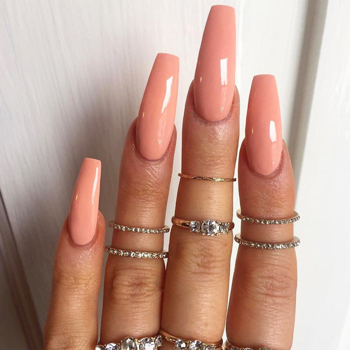 Glamorous artificial nails with high-gloss finish Bowlift