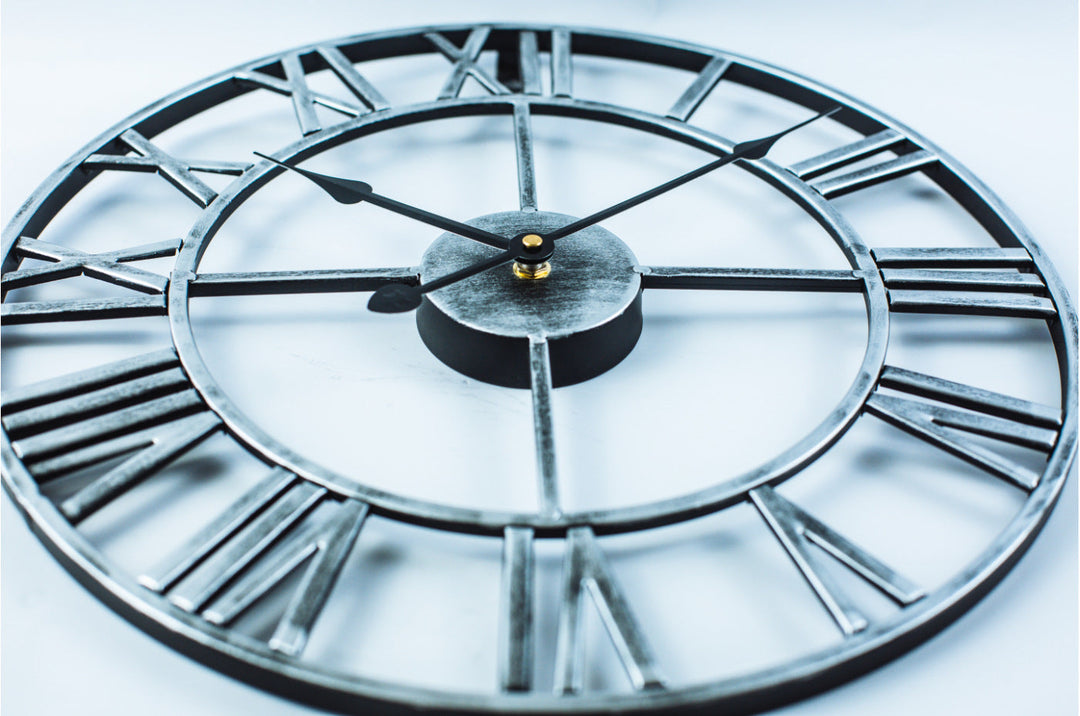 BowLift | Large Retro Wall Clock made of Iron - Timeless Elegance