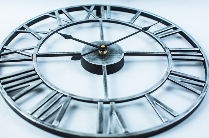 BowLift | Large Retro Wall Clock made of Iron - Timeless Elegance