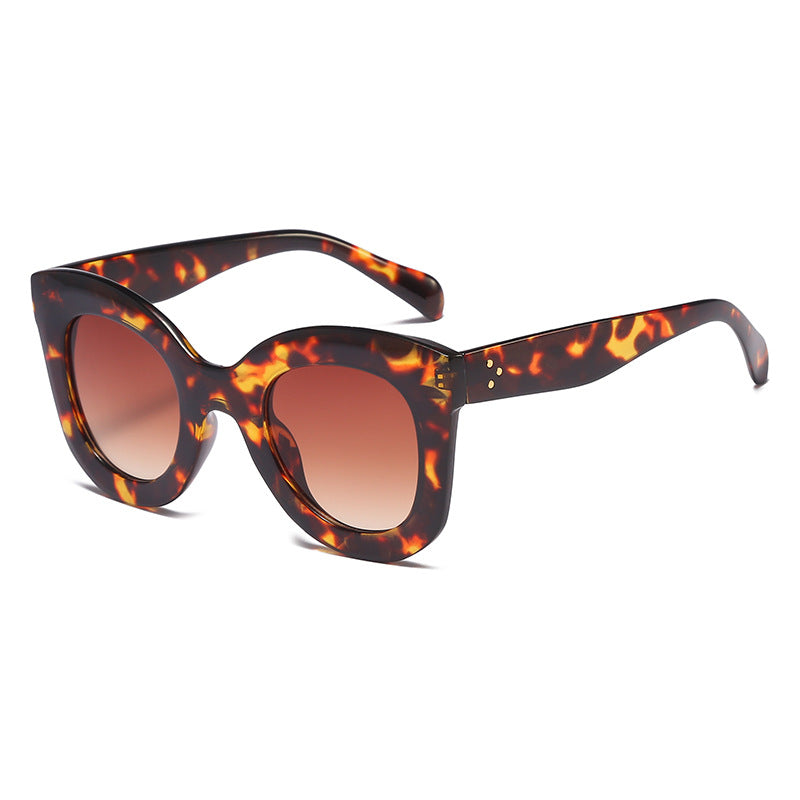 Ladies Elegant oversized sunglasses with an extravagant frame Bowlift
