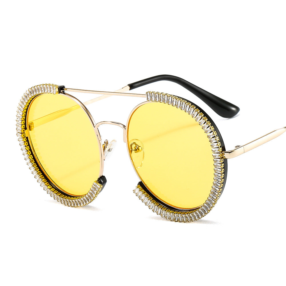 Ladies sunglasses with glamorous rim and innovative design Bowlift