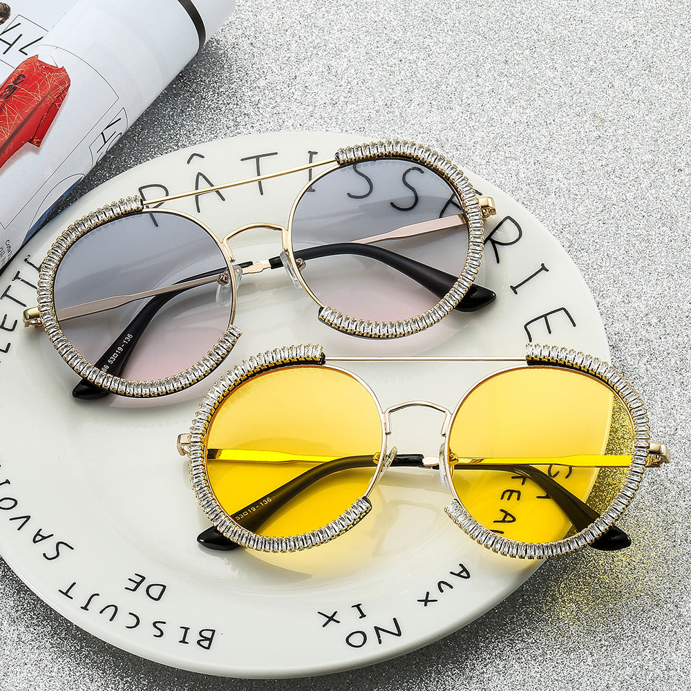Ladies sunglasses with glamorous rim and innovative design Bowlift