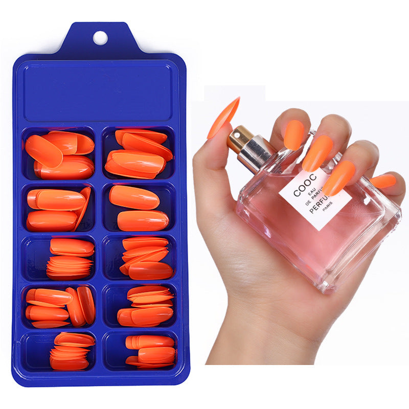 Artificial nails in elegant stiletto style Bowlift