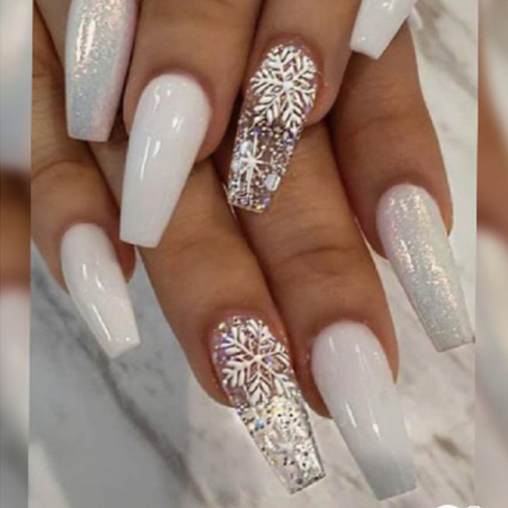 Glamorous nail art with winter motif Bowlift