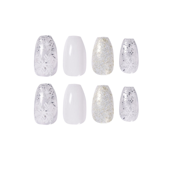 Glamorous nail art with winter motif Bowlift