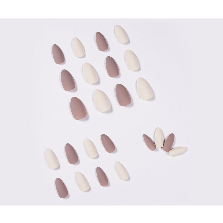 Artificial nail extensions in elegant stiletto design Bowlift