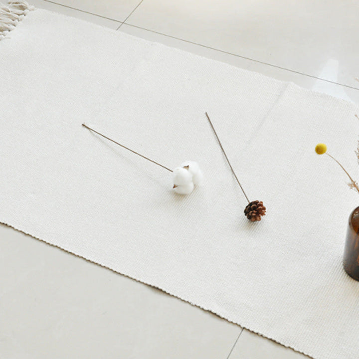 Simple solid color rug white cotton indoor rug handcrafted easy-care rug with fringes for the room | Bowlift
