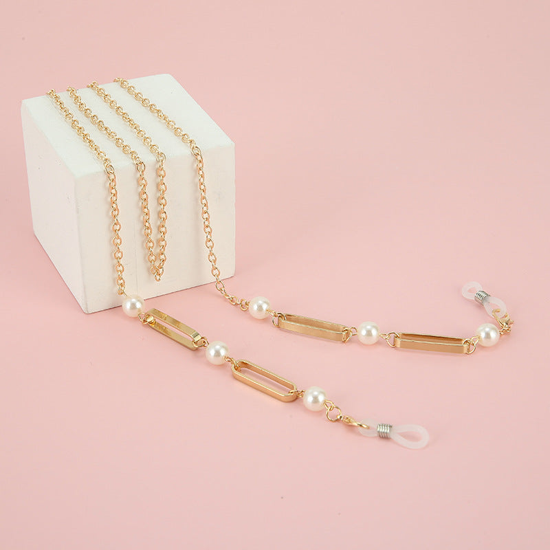 Elegant Gold-Linked Eyewear Chain Bowlift
