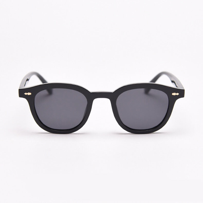 Fashionable sunglasses with round lenses and stylish frame Bowlift