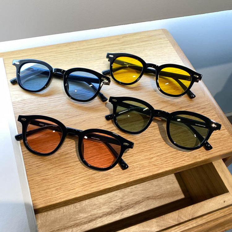 Fashionable sunglasses with round lenses and stylish frame Bowlift