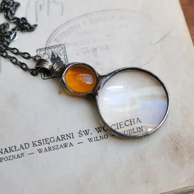 BowLift | Necklace with magnifying pendant