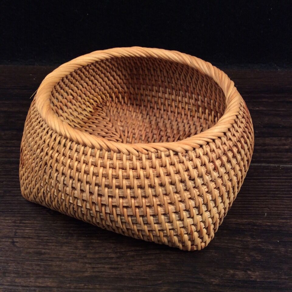 Oval basket made of woven material Bowlift