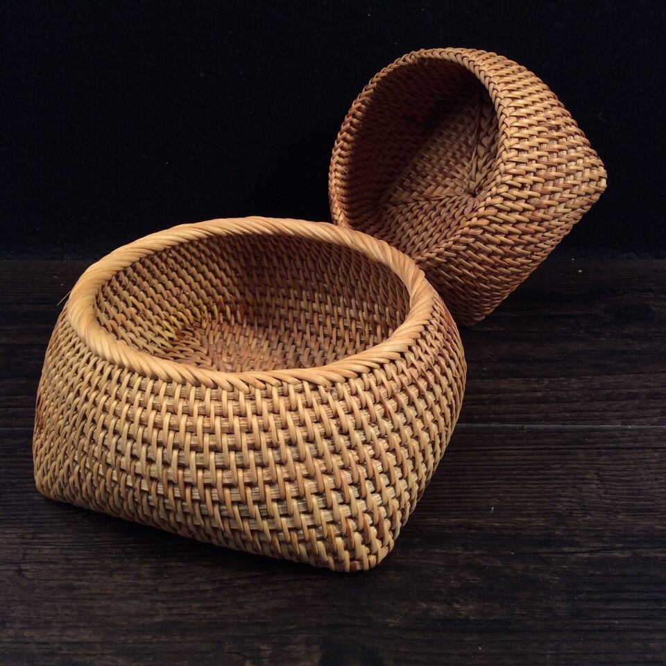 Oval basket made of woven material Bowlift