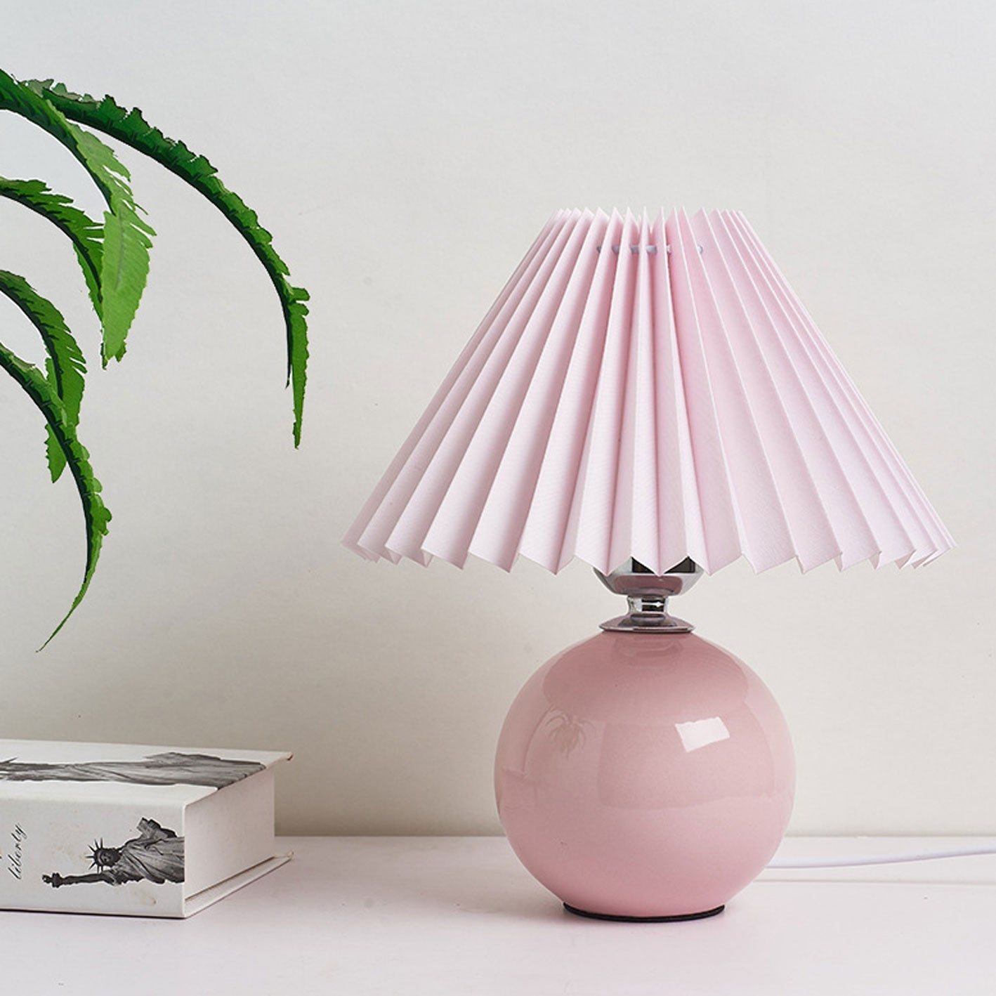 BowLift | Nordic minimalist 1-light table lamp made of ceramic with pleats