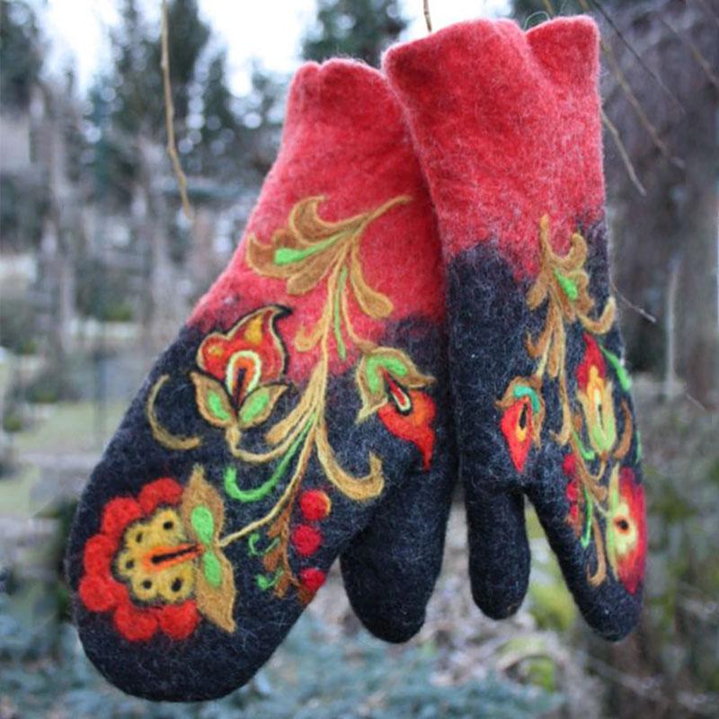 Hand warmer with Christmas flower embroidery | Bowlift