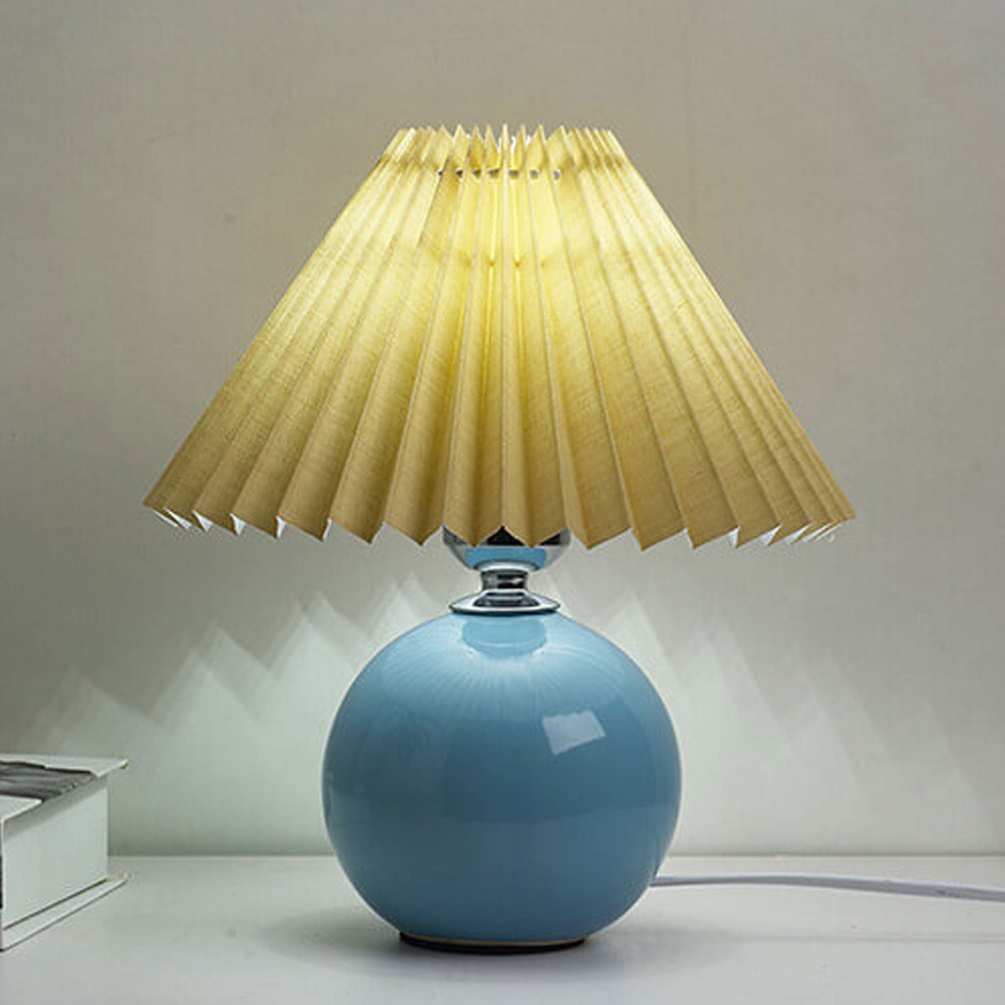 BowLift | Nordic minimalist 1-light table lamp made of ceramic with pleats