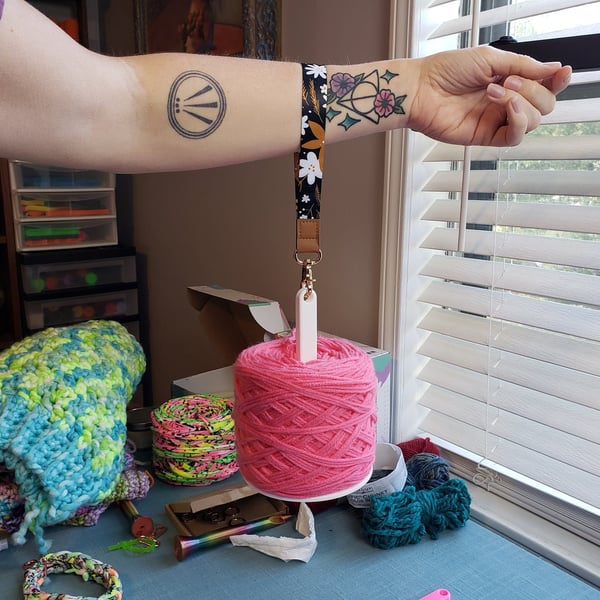 BowLift | FiberDock Tangle Free Knitting