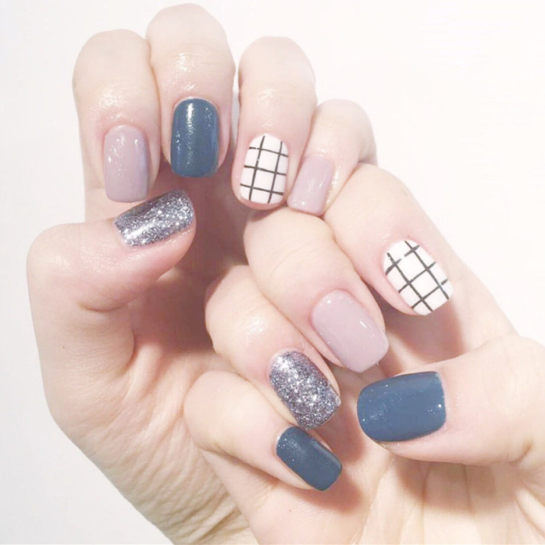 Nail art design with glamorous accents Bowlift