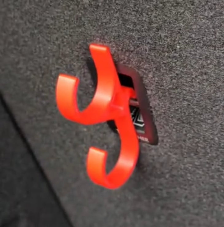 StormGrip — No more chaos in the car: Perfect order and dry feet at the touch of a button! | Bowlift