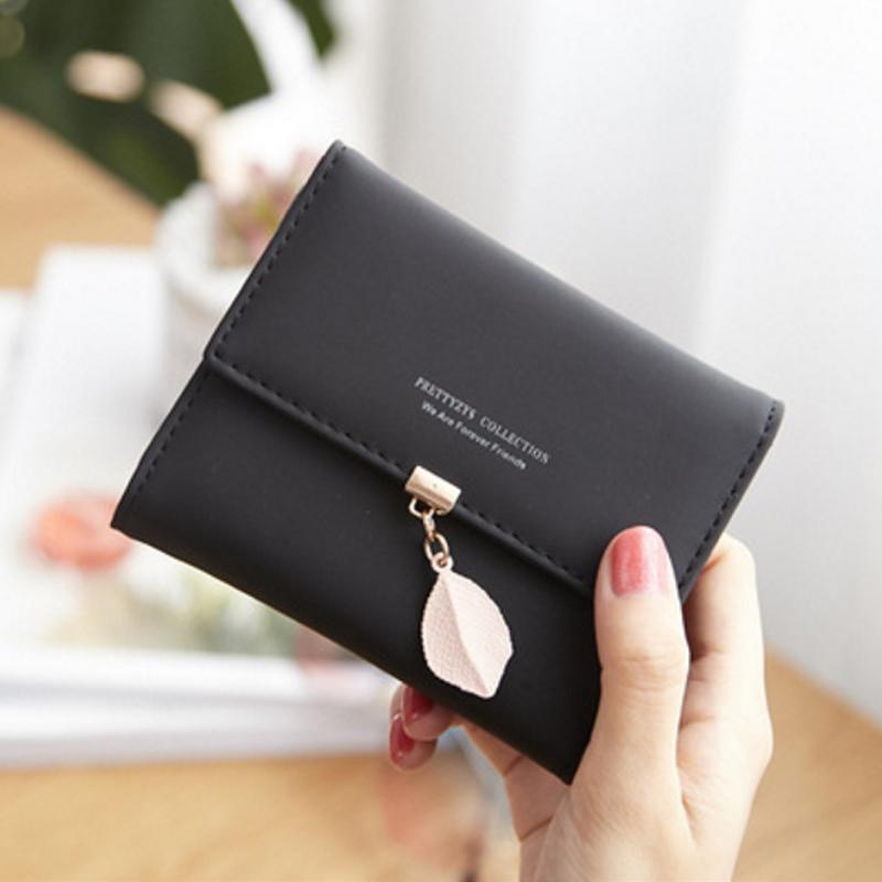 Short wallet with three folds and leaf decor | Bowlift