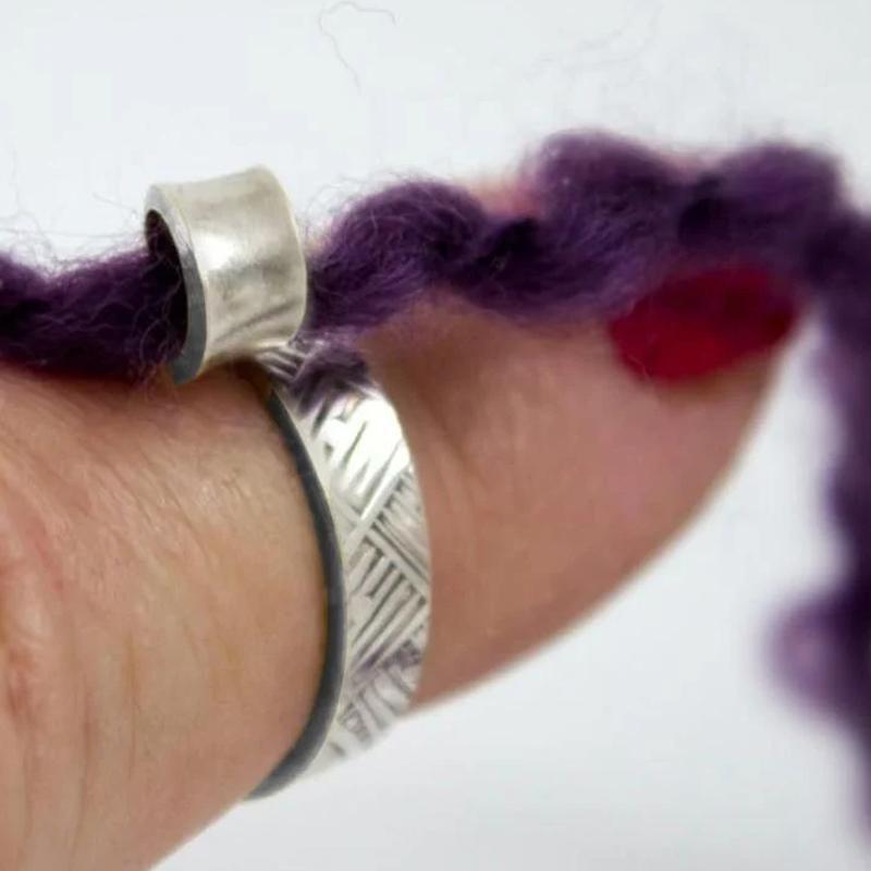 BowLift | Adjustable crochet loop knitting accessory