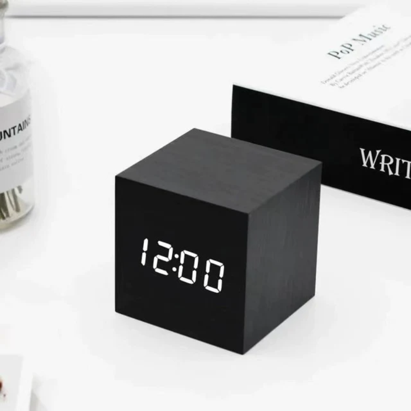 BowLift | LED Cube Clock