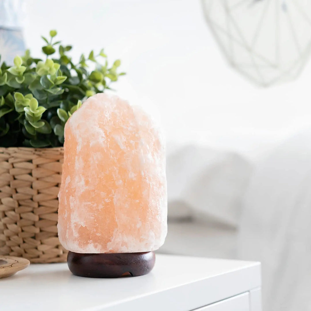 Himalayan salt lamp made of natural salt – Calming light for well-being and relaxation | Bowlift