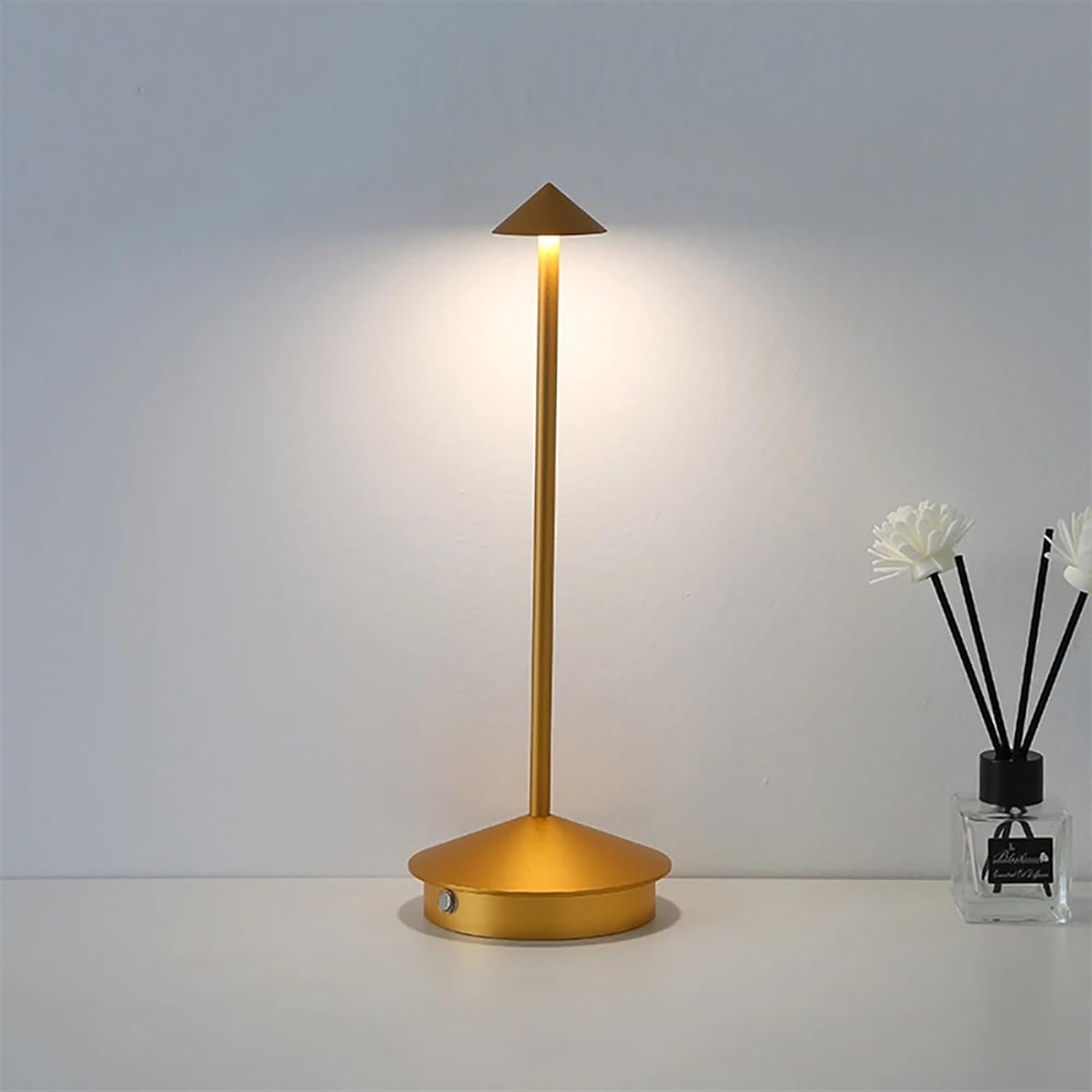 BowLift | Eindhoven Robyn Arrow LED Table Lamp