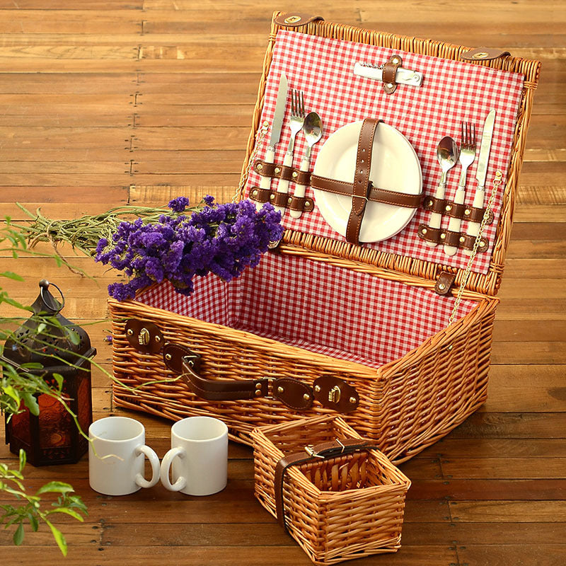 Women's picnic basket with integrated dish set and stylish floral lining Bowlift