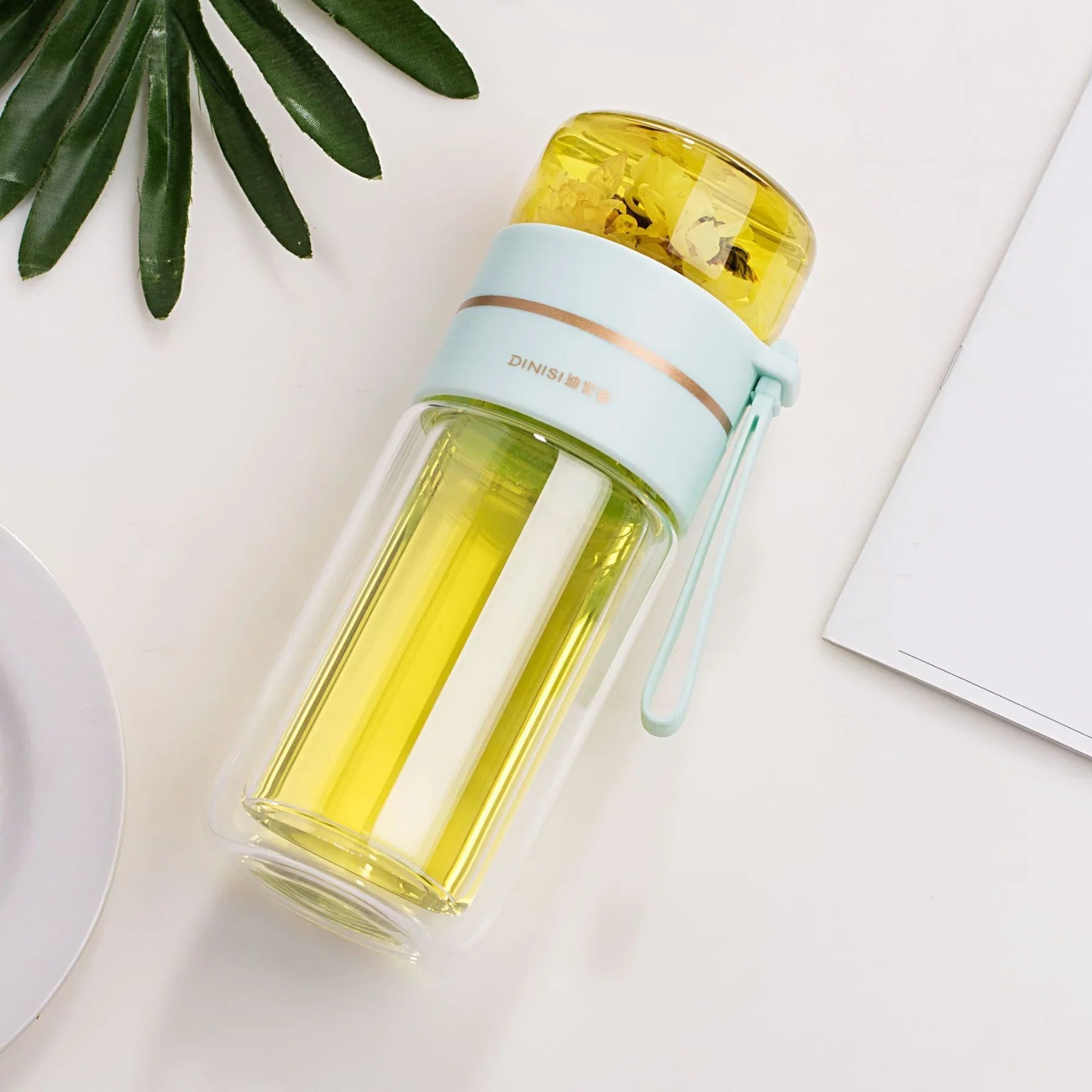 BowLift | Double-walled glass bottle with tea strainer and infuser