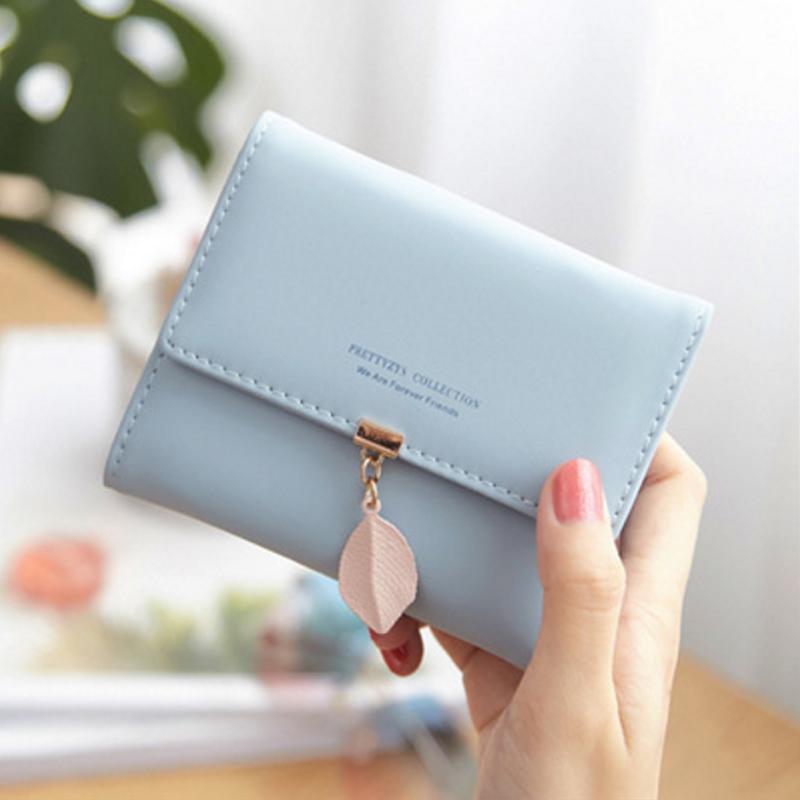 Short wallet with three folds and leaf decor | Bowlift